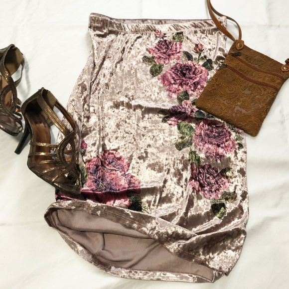 Acting Pro Dresses & Skirts - Acting Pro bold floral velvet pencil skirt.